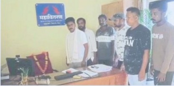 महावितरण कार्यालयात घातला अभियंत्याच्या खूर्चीला हार