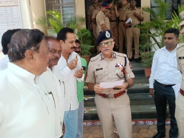 पोलीस महासंचालकांना निवेदन पोलीस महासंचालकांना निवेदन