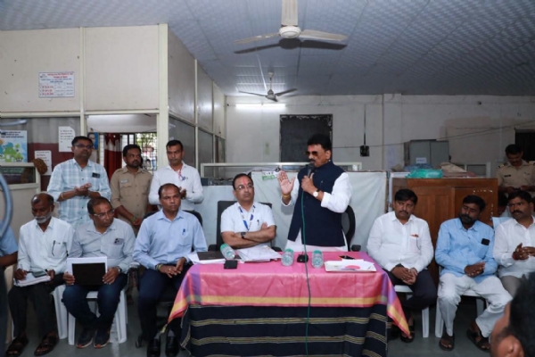 गावठाणातील वीजप्रश्न तातडीने सोडवा; शेतकर्यांना 14 तास अखंडित वीज द्या : आ. डॉ. रत्नाकर गुट्टे यांच्या उपस्थितीत महावितरण अधिकार्यांची आढावा बैठक; प्रलंबित कामे तत्काळ पूर्ण करण्याच्या सूचना