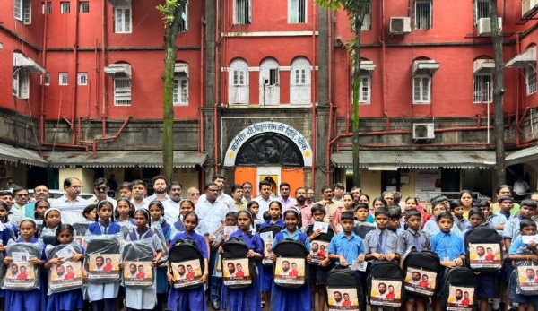 विदयार्थ्यांना मोफत बस प्रवास पास वाटप