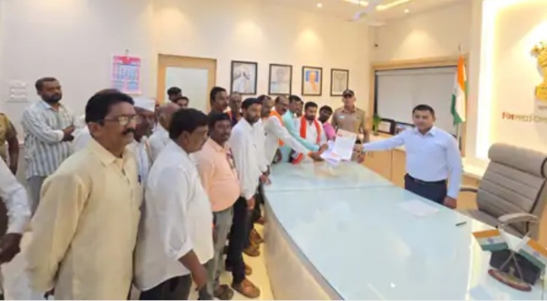 नांदगाव तालुक्यातील पूरग्रस्त शेकडो शेतकऱ्यांचा जिल्हाधिकाऱ्याना घेराव