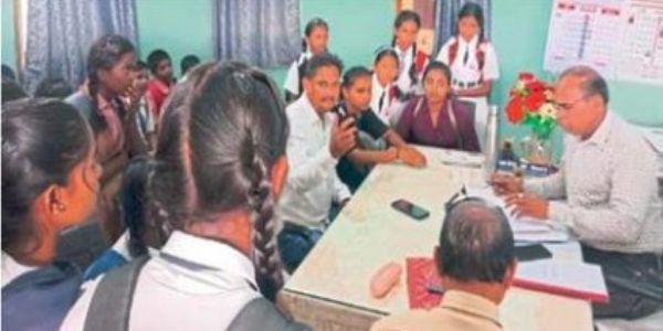 विद्यार्थ्यांचा आगार व्यवस्थापकांना घेराव; सर्कसपूर बसफेरी पुन्हा कोलमडल्याने आक्रोश