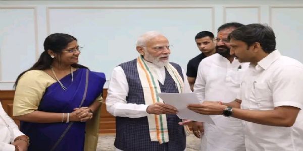 ओमराजे निंबाळकर यांची विकासकामांवर पंतप्रधानांशी चर्चा