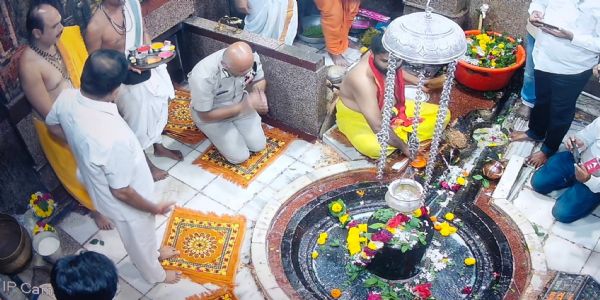 बीड : पोलीस महासंचालक सदानंद दाते यांनी प्रभू वैद्यनाथाचे घेतले दर्शन