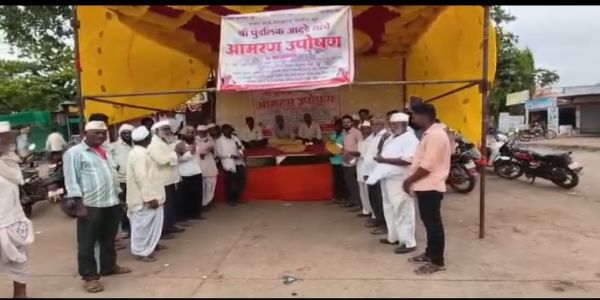 लातूर : खरोळा गावात तीन महिन्यांपासून रेशनचा तुटवडा; लाभार्थ्यांचे आमरण उपोषण