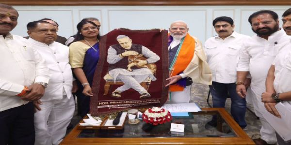 सोलापुरी चादरीला जागतिक बाजारपेठ मिळावी; खा. ज्योती वाघमारेंची पंतप्रधानांकडे मागणी