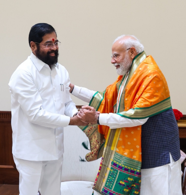 पंतप्रधान मोदी उपमुख्यमंत्री शिंदे