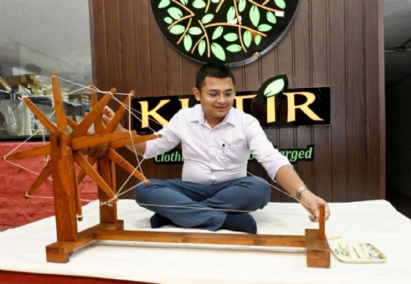 नागरिकांनी खादीचा वापर वाढवावा - जिल्हाधिकारी आशिष येरेकर नागरिकांनी खादीचा वापर वाढवावा - जिल्हाधिकारी आशिष येरेकर