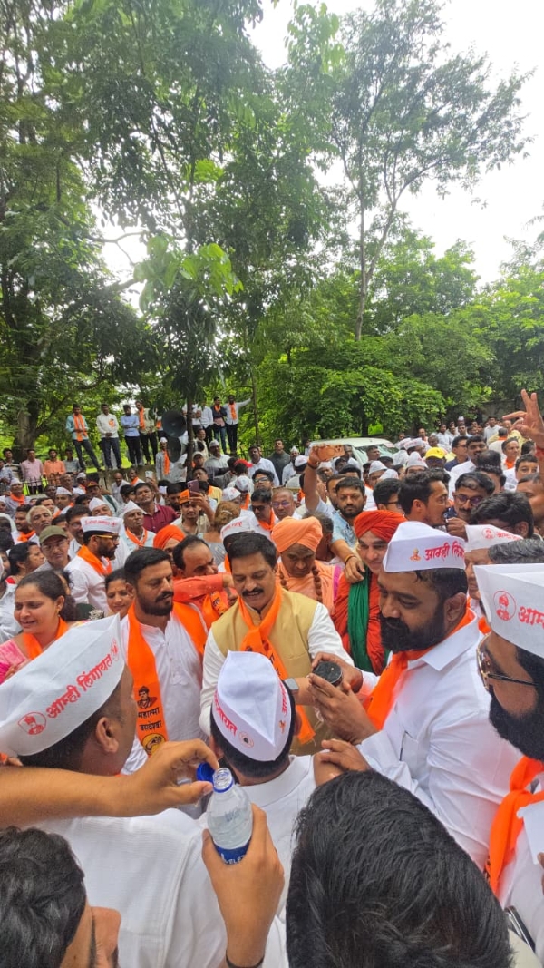 जिल्हाधिकारी कार्यालयासमोर लिंगायत समाजाचे आंदोलन