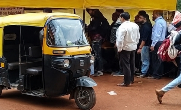 ### माथेरानमध्ये केवळ २० ई-रिक्षा; पर्यटकांची मोठी कोंडी  **रिक्षांसाठी लांबच लांब रांगा; पावसाळी पर्यटनाचा आनंद घेण्यासाठी आलेल्या पर्यटकांची गैरसोय**  **माथेरान :** पावसाळी पर्यटनासाठी माथेरानमध्ये पर्यटकांची मोठी गर्दी होत असतानाच केवळ २० ई-रिक्षांवर वाहतुकीचा भार असल्याने पर्यटकांची मोठी कोंडी होत आहे. ई-रिक्षा मिळविण्यासाठी पर्यटकांना लांबच लांब रांगेत उभे राहावे लागत असून, ज्येष्ठ नागरिक, महिला आणि लहान मुलांसह कुटुंबांची मोठी गैरसोय होत आहे.  माथेरान हे वाहनमुक्त पर्यटनस्थळ म्हणून प्रसिद्ध असल्याने पर्यटकांसाठी ई-रिक्षा सेवा महत्त्वाची ठरते. मात्र, सध्या पर्यटकांची संख्या मोठ्या प्रमाणात वाढली असताना उपलब्ध असलेल्या केवळ २० ई-रिक्षा अपुऱ्या पडत आहेत. त्यामुळे ई-रिक्षा स्थानकावर प्रवाशांच्या रांगा लागत असून, अनेक पर्यटकांना बराच वेळ प्रतीक्षा करावी लागत आहे.  पावसाळ्यात माथेरानच्या निसर्गसौंदर्याचा आनंद घेण्यासाठी मुंबई, ठाणे, पुणे तसेच राज्यातील विविध भागांतून मोठ्या संख्येने पर्यटक दाखल होत आहेत. सुट्टीच्या दिवशी ही गर्दी आणखी वाढत असल्याने ई-रिक्षा सेवेवर अतिरिक्त ताण येत आहे. रांगेत उभे राहूनही रिक्षा वेळेत उपलब्ध होत नसल्याने पर्यटकांमध्ये नाराजी व्यक्त होत आहे.  पर्यटकांची वाढती संख्या लक्षात घेऊन ई-रिक्षांची संख्या वाढविण्याची मागणी होत आहे. गर्दीच्या दिवसांत अतिरिक्त रिक्षांची व्यवस्था करून प्रवाशांची कोंडी दूर करावी, अशी अपेक्षा पर्यटकांकडून व्यक्त होत आहे. माथेरानच्या पर्यटनाला चालना देण्यासाठी वाहतूक व्यवस्थेचे योग्य नियोजन करणे आवश्यक असल्याचेही नागरिकांचे म्हणणे आहे.