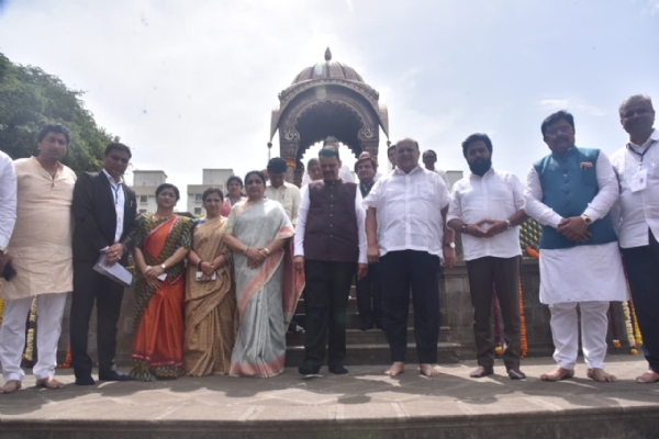 राजर्षी शाहू समाधीस्थळी मुख्यमंत्री देवेंद्र फडणवीसव इतर