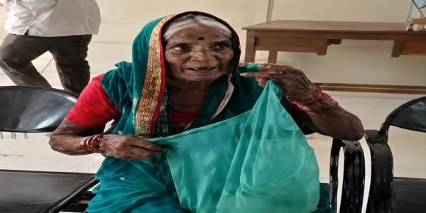 साड्या अन् पैशांच्या आमिषाने केला घात; वृद्ध महिलेचे १० हजारांचे दागिने लांबवले