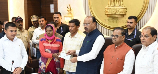 मृत बालकांच्या कुटुंबीयांना ५ लाखांची मदत मृत बालकांच्या कुटुंबीयांना ५ लाखांची मदत