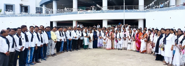 जिल्हा परिषदेवर ग्रामसेवकांचा मूक मोर्चा जिल्हा परिषदेवर ग्रामसेवकांचा मूक मोर्चा