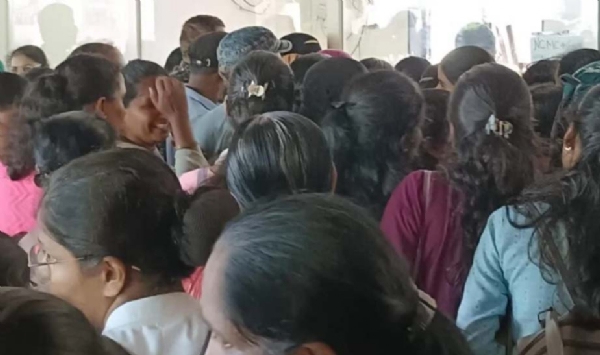 एनसीएमसी कार्डासाठी प्रवाशांची उडालेली झुंबड