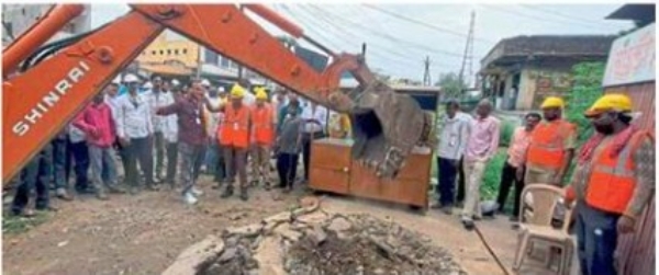 अतिक्रमणावर चालला बुलडोजर महामार्गासह अंतर्गत रस्त्यांवरील अतिक्रमण हटविले अतिक्रमणावर चालला बुलडोजर महामार्गासह अंतर्गत रस्त्यांवरील अतिक्रमण हटविले