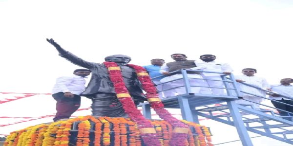 दापशेड येथे लोकशाहीरांच्या पूर्णाकृती पुतळ्याचे अनावरण