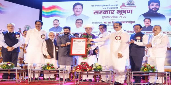 मांजरा परिवाराचे मार्गदर्शक दिलीपराव देशमुख यांना ‘सहकार भूषण पुरस्कार २०२६’ प्रदान