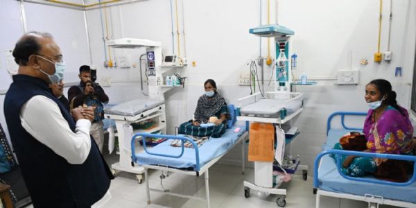 अमरावती : पालकमंत्र्यांकडून जिल्हा स्त्री रुग्णालयातील बाधित नवजात बालकांच्या प्रकृतीची विचारपूस