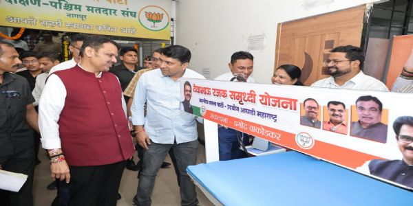 मुख्यमंत्र्यांद्वारे ऑटोमॅटिक स्टीम आयर्न टेबलची पाहणी; भाजपाच्या प्रदेश उद्योग आघाडीचा उपक्रम