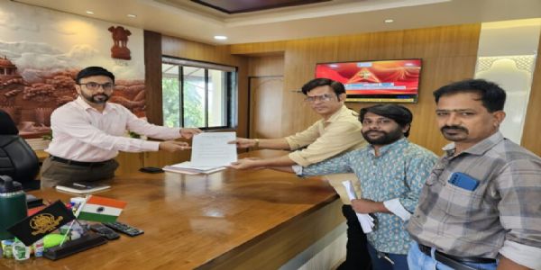 रत्नागिरी : मराठी चित्रपटसृष्टी बचाव आंदोलनातर्फे जिल्हाधिकाऱ्यांना निवेदन सादर