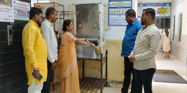 लातूर - जिल्हा परिषद विरोधी पक्ष नेत्या आशा भिसे यांनी घेतला हातात झाडू