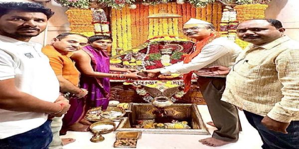 लातूर - ग्रामदैवत श्री सिद्धेश्वर व रत्नेश्वर देवालयात आयुक्त राहुल कुलकर्णी यांच्या हस्ते महाआरती