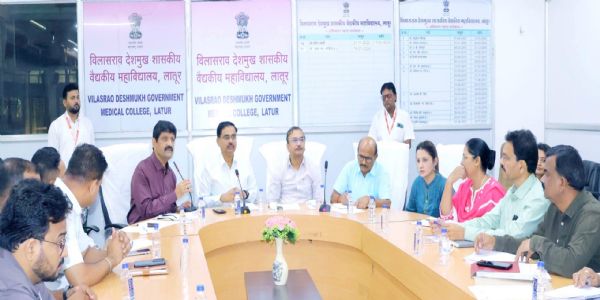 विलासराव देशमुख शासकीय रुग्णालयातील प्रलंबित कामांना गती देण्याचे जिल्हाधिकाऱ्यांचे निर्देश