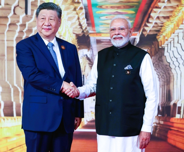 जिनपींग यांचे भारत मंडपम येथे स्वागत करताना पंतप्रधान नरेंद्र मोदी जिनपींग यांचे भारत मंडपम येथे स्वागत करताना पंतप्रधान नरेंद्र मोदी