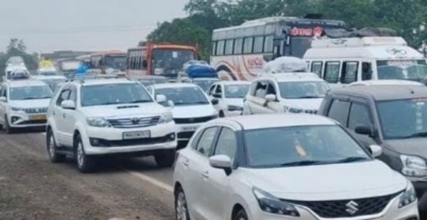 Traffic jam on the Mumbai-Goa Highway; major inconvenience for Ganesha devotees.