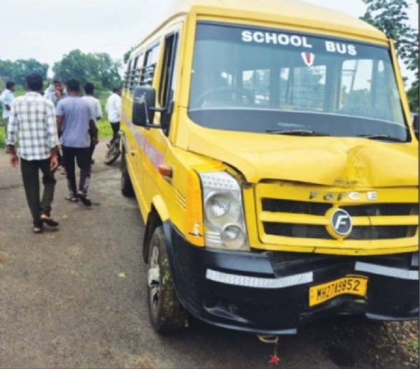 बोडणा वळणावर स्कूल बस झाडावर आदळली; अनेक विद्यार्थी जखमी