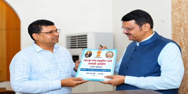 अनुसूचित जाती-जमाती आयोगाच्या कार्याचा अहवाल मुख्यमंत्र्यांना सुपूर्द