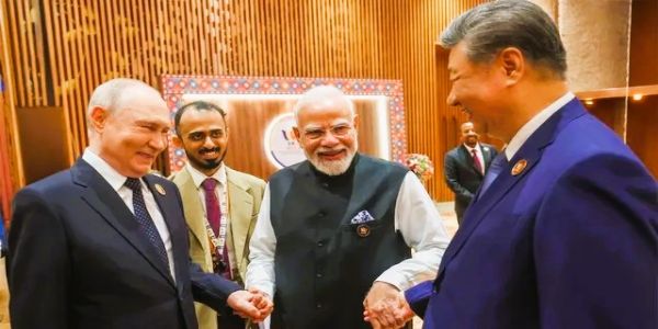 ब्रिक्स शिखर परिषद : पुतिन-मोदी-जिनफिंग यांचे लक्षवेधी हस्तांदोलन