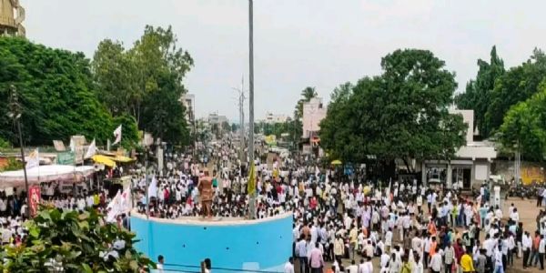 परभणीतील जिंतूर येथे एसटी आरक्षणासाठी बंजारा समाजाचा रास्तारोको