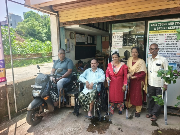 आरएचपी फाउंडेशनकडून मिळालेल्या साहित्यासह दिव्यांग व्यक्ती आरएचपी फाउंडेशनकडून मिळालेल्या साहित्यासह दिव्यांग व्यक्ती