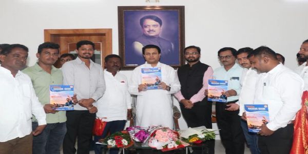 अमित देशमुख यांच्या हस्ते ‘सक्सेस गाईड कम्युनिकेशन स्कील’ पुस्तकाचे प्रकाशन