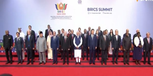 ब्रिक्सच्या ‘फॅमिली फोटो’त मोदी-पुतिन-जिनपिंग एकत्र; जगाचे वेधले लक्ष