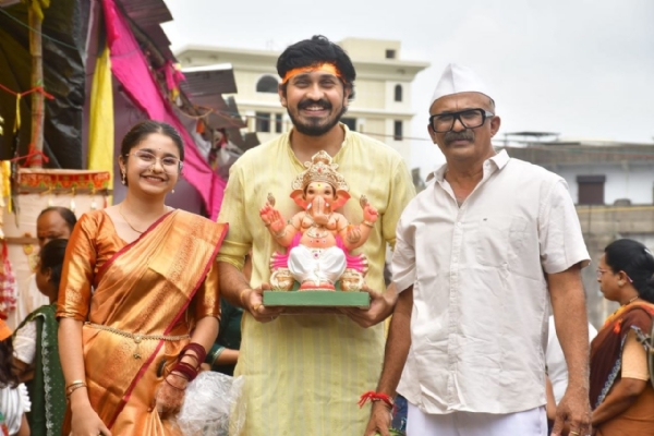 जिल्ह्यात घरोघरी बाप्पांचे आगमन सर्वत्र भक्तिमय वातावरण जिल्ह्यात घरोघरी बाप्पांचे आगमन सर्वत्र भक्तिमय वातावरण