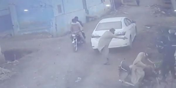पाकिस्तानात हाफिज सईदच्या निकटवर्तीयाची अज्ञात हल्लेखोरांकडून दिवसाढवळ्या हत्या