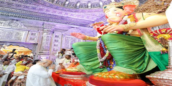 अमित शाहांनी मुख्यमंत्री, उपमुख्यमंत्री निवासस्थानासह लालबागच्या राजाचे घेतले दर्शन