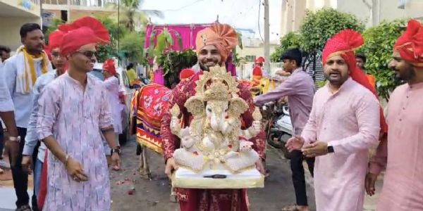 बिग बॉस फेम अभिनेता शिव ठाकरेच्या घरी लाडक्या बाप्पाचं आगमन