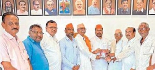 भारतरत्नासाठी गुरुदेव भक्तांचे आमदारांना साकडे भारतरत्नासाठी गुरुदेव भक्तांचे आमदारांना साकडे