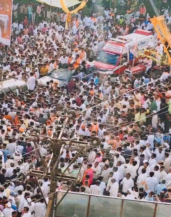 मुंबईला कूच करणारा मनोज जरांगेंचा ताफा मुंबईला कूच करणारा मनोज जरांगेंचा ताफा