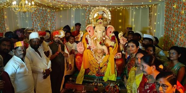 आजोबा गणपतीच्या चरणी आमदार बनसोडेंचे साकडे