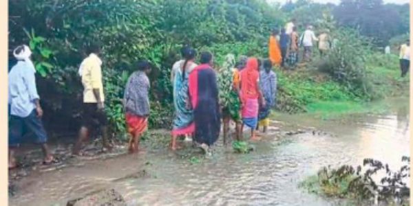 यवतमाळच्या खापरीत अंत्ययात्रेलाही चिखलातून वाट!