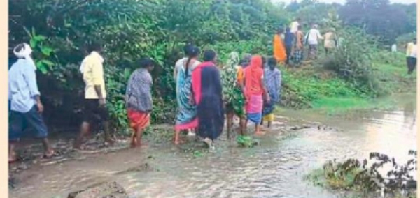 पुलाअभावी अंत्ययात्रेचीही वाट खडतर
