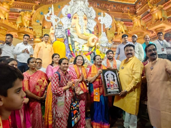 नीलम गोऱ्हे गणेश दर्शन