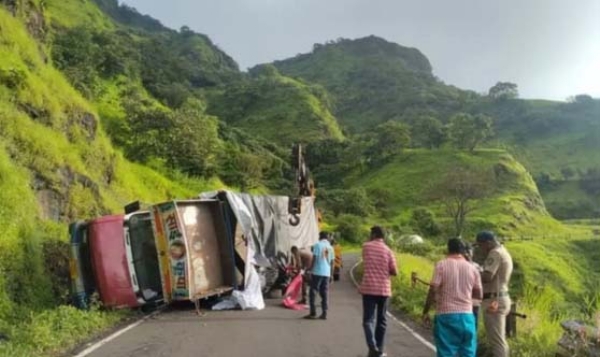 अणुस्कुरा घाटात उलटलेला टेम्पो अणुस्कुरा घाटात उलटलेला टेम्पो