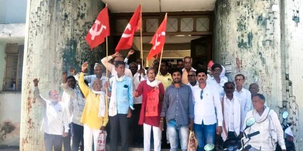 दुष्काळ जाहीर करण्याच्या मागणीसाठी लाल बावटाचे निर्देशने
