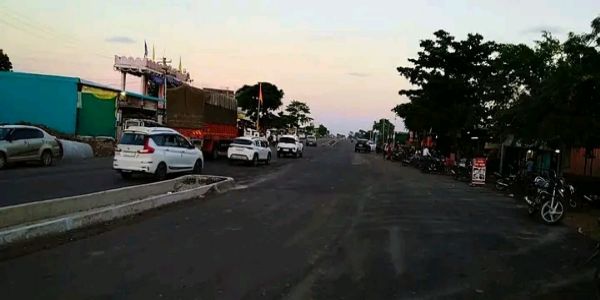 परभणी : चारठाणा टी-पाॅईंटवर गतीरोधकाची गरज